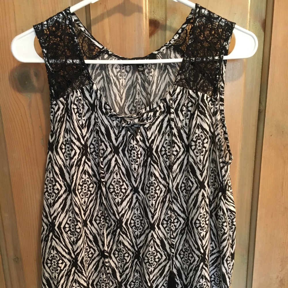 Black and white top. Size M